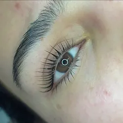 Lifting premium + perfilado y diseño de cejas 