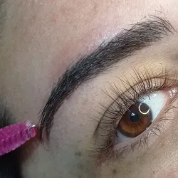 Diseño y perfilado de cejas