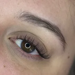 EXTENSIONES DE PESTAÑAS + PERFILADO DE CEJAS
