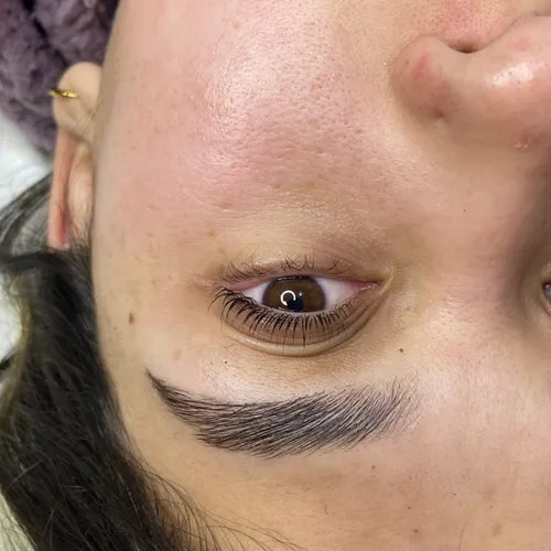 Lifting de pestañas + diseño & perfilado de cejas 