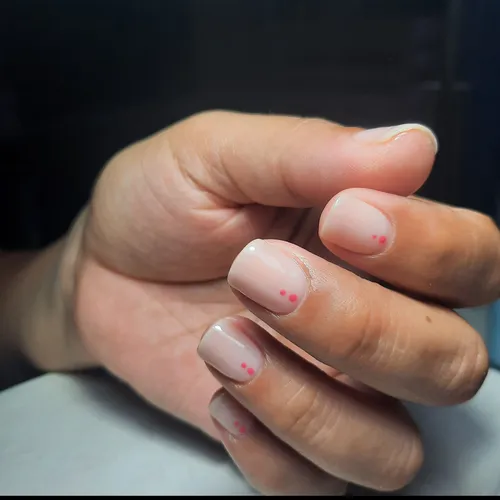 Manos con esmaltado tradicional 