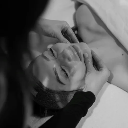 Limpieza facial, perfilado de cejas y lifting de pestañas