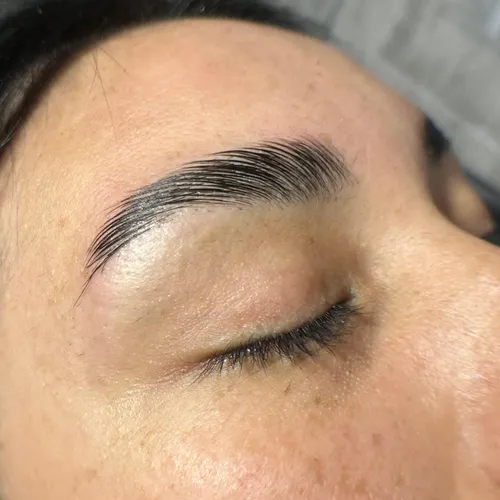 Laminado de cejas + perfilado, de Ximena Soles