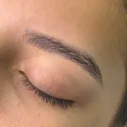 Diseño y perfilado de cejas 