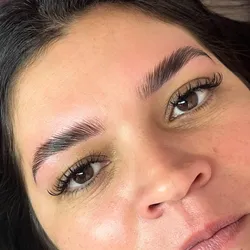 Diseño + perfilado + laminado de cejas 