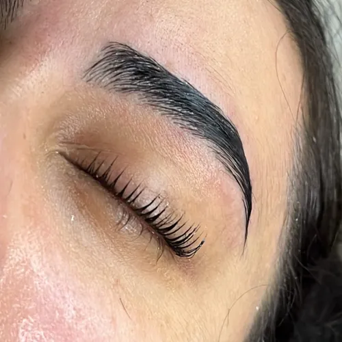 Lifting de pestañas + perfilado de cejas