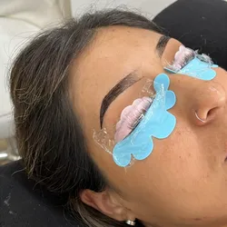 Lifting de pestañas + laminado de cejas (incluye perfilado)