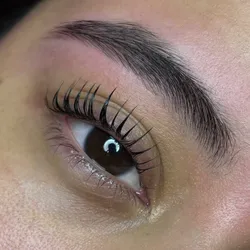 🎀CUTE: Lifting de pestañas + perfilado de cejas