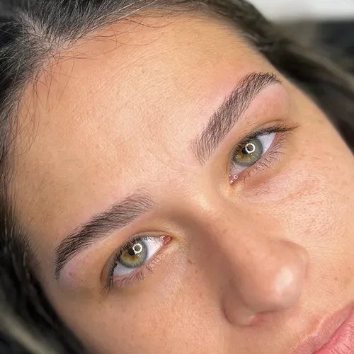 Diseño de cejas con perfilado 