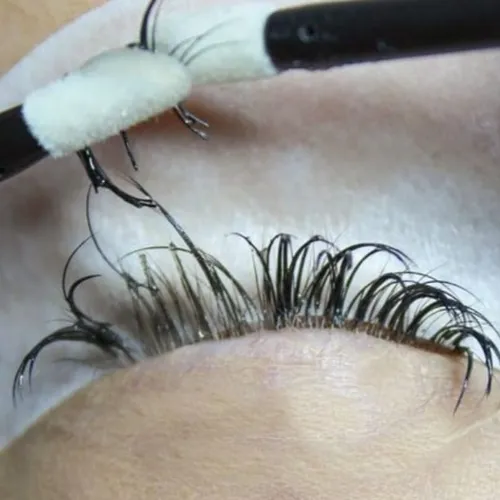 Remoción de extensiones de pestañas