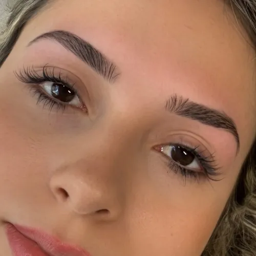 Diseño y perfilado de cejas 