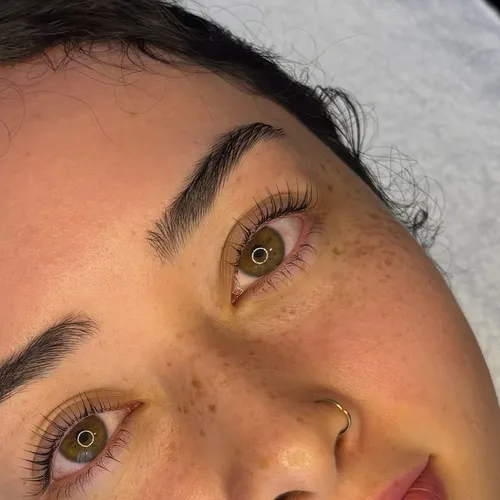 Diseño y perfilado de cejas