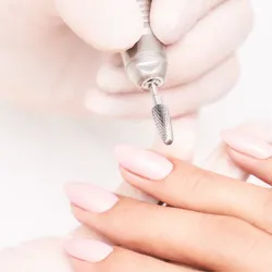Retiro de capping, uñas esculpidas y esmalte semipermanente 