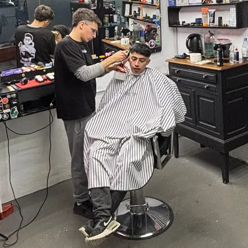 Corte y barba (incluye perfilado de cejas)