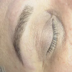 Perfilado de cejas con henna