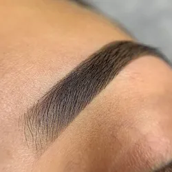 Cejas con henna 