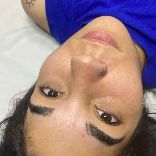 Diseño y Perfilado de Cejas