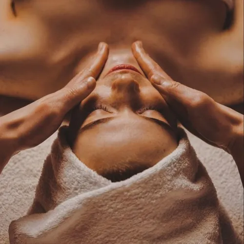 Limpieza facial profunda con drenaje linfatico manual