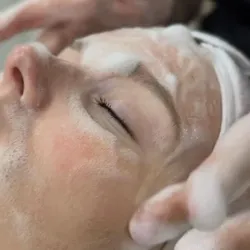 Combo limpieza facial + perfilado de cejas