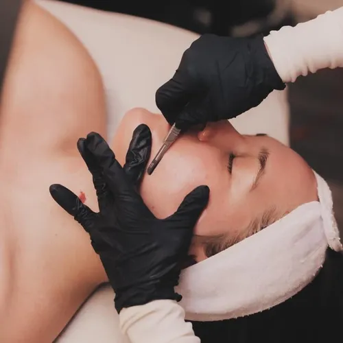 Combo Dermaplaning + Perfilado de cejas