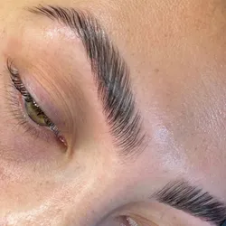 Laminado de cejas + Diseño y perfilado (45min aprox)
