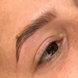 Laminado de cejas + Diseño y perfilado + Sombreado (60min)