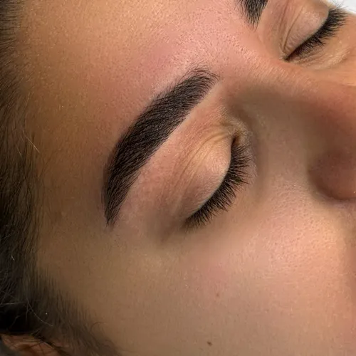Perfilado de Cejas con pinza e hilo
