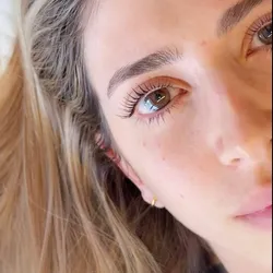Combo estrella ✨ Perfilado de cejas + Lifting de pestañas