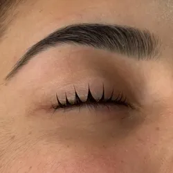 Perfilado de cejas y henna o tinte 