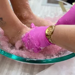 Esmaltado semi o Kaping + Jelly Spa Pedicure con semi