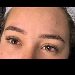 Perfilado de cejas con Henna