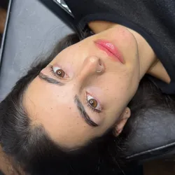 Lifting de pestañas + perfilado de cejas 