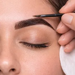 Diseño de cejas con henna ( tinte)