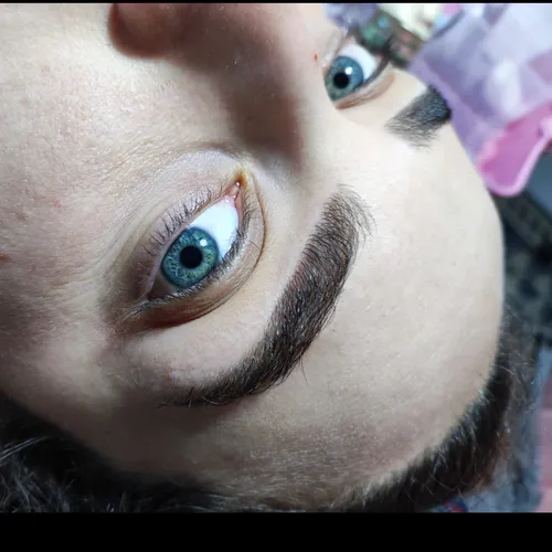 Diseño y perfilado de cejas 
