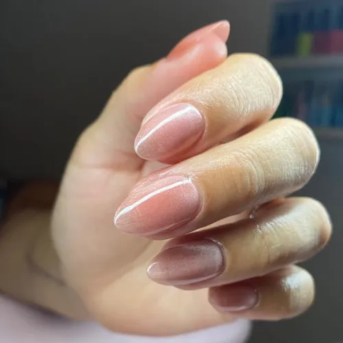 Belleza de manos con esmaltado semi 