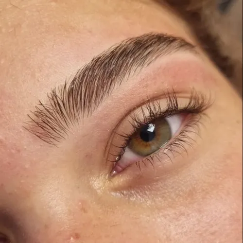 Diseño y perfilado de cejas 