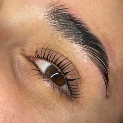 Laminado de cejas y perfilado opcional 