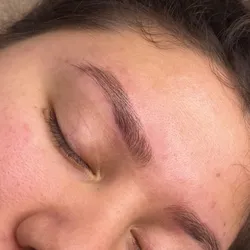 Perfilado de cejas con tinte 