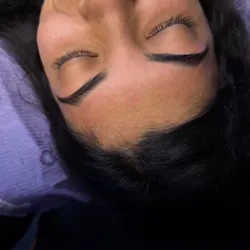 Perfilado y diceño de cejas 