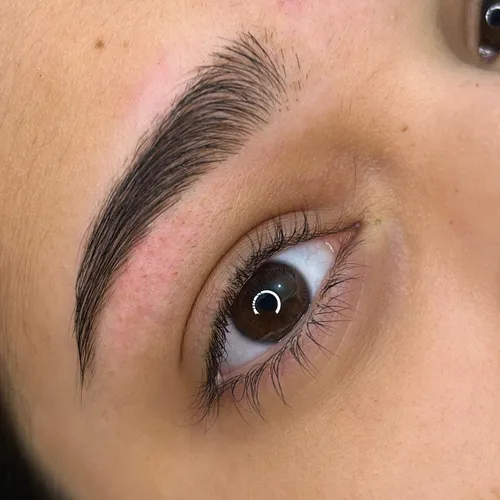 Perfilado de cejas con Henna