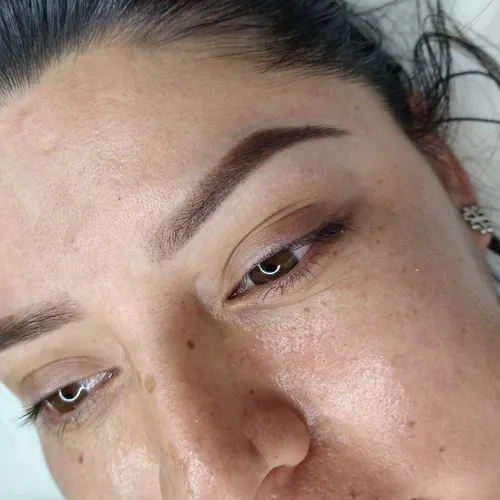 Depilación y tinte de cejas 