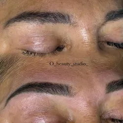 Diseño y perfilado de cejas con sombreado en henna 