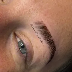 Diseño y perfilado de cejas con laminado 