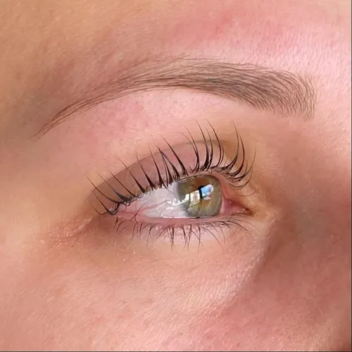 Diseño de cejas con Cami