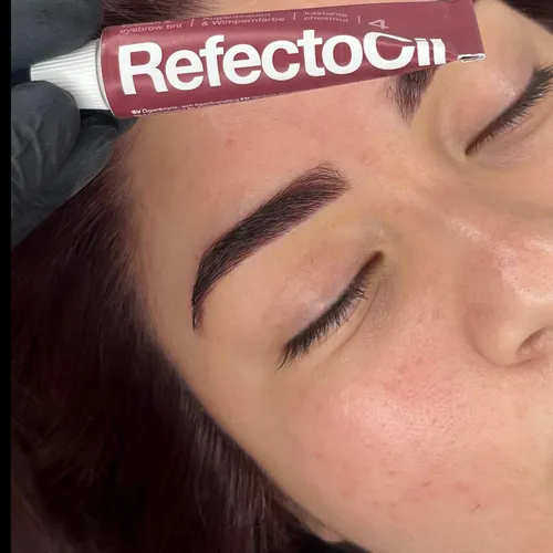 Perfilado con henna o tinte