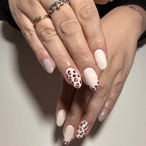 Esmaltado semi con diseño en 1 a 3 uñas en cada mano 