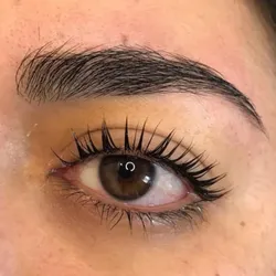 Lifting de pestañas + perfilado de cejas 