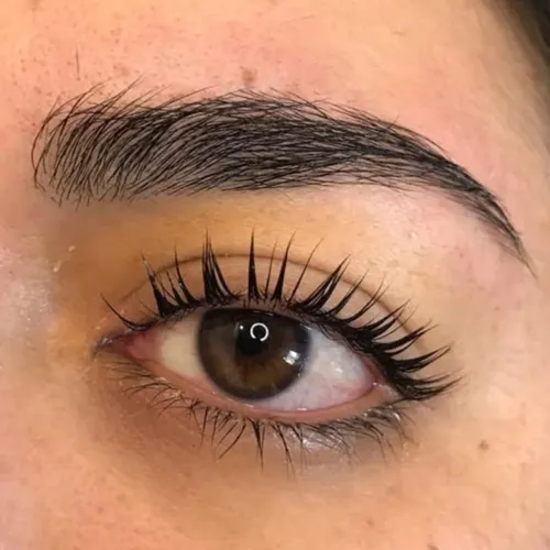 Lifting de pestañas + perfilado de cejas 