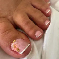 Belleza de pies con esmaltado semi  