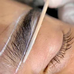 Diseño y perfilado de cejas 